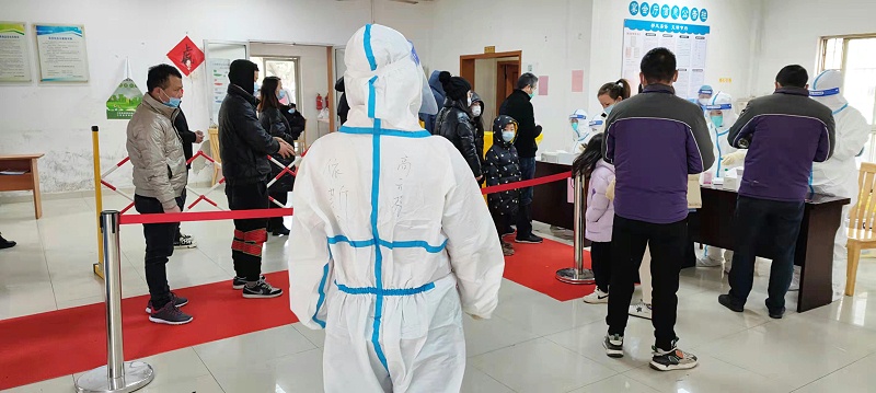 依斯倍員工作為志愿者積極參與社區(qū)街道戰(zhàn)“疫”隊(duì)伍