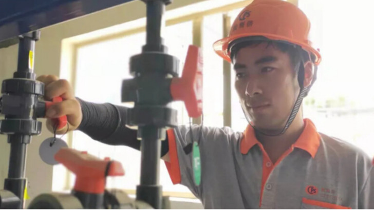 高溫下的環(huán)保人，天氣很熱，你們卻很美