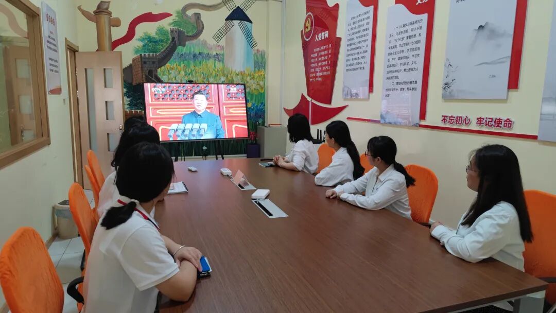 依斯倍組織員工觀看抗戰(zhàn)勝利80周年閱兵儀式，凝聚愛國情懷共筑未來